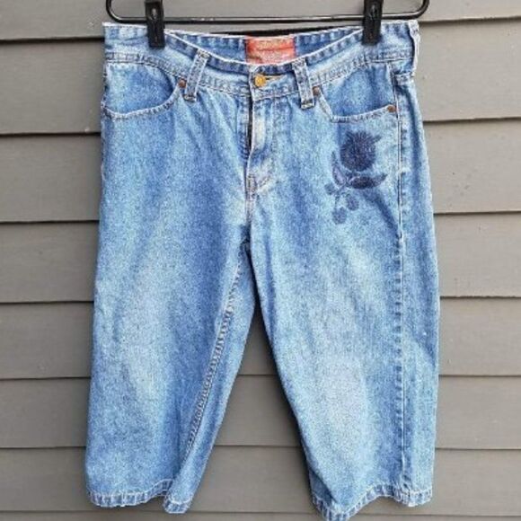 Levis Jean Capris with Embroidered Flower size 8 - Picture 1 of 6